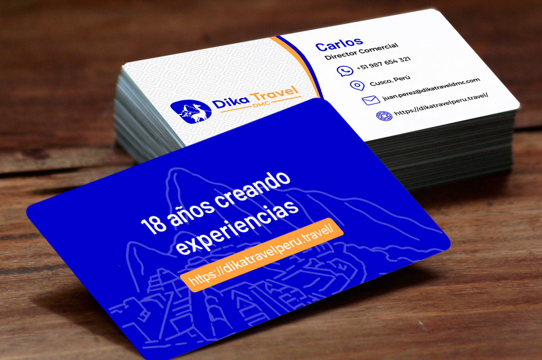 Tarjetas personales de Dika Travel, anverso azul y reverso blanco
